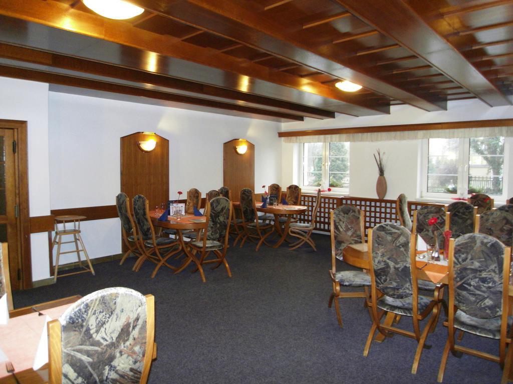 Penzion A Restaurace U Veterana Френштат-под-Радгоштем Экстерьер фото